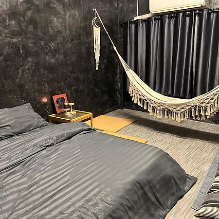 Stay Strays Hostel Bangkok Exterior photo