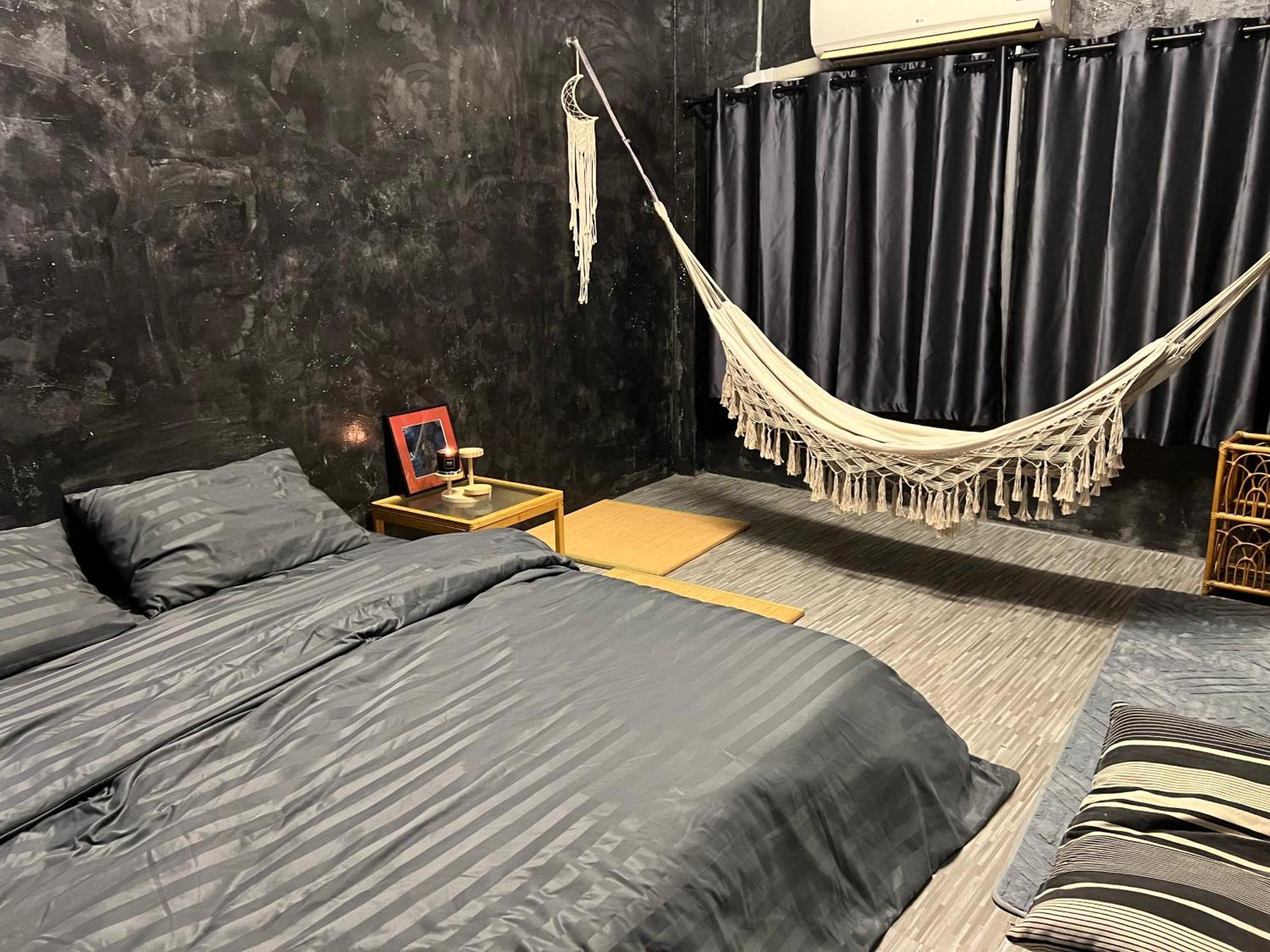 Stay Strays Hostel Bangkok Exterior photo