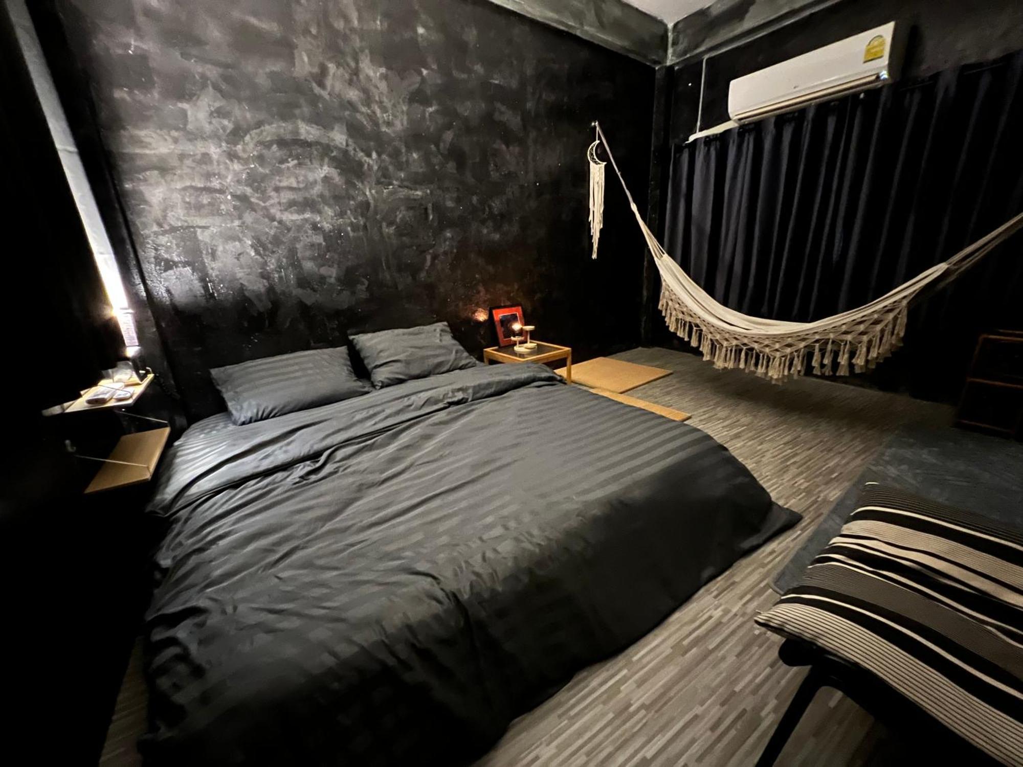 Stay Strays Hostel Bangkok Exterior photo