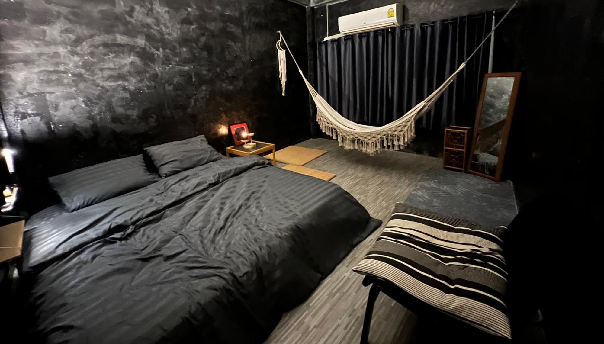 Stay Strays Hostel Bangkok Exterior photo