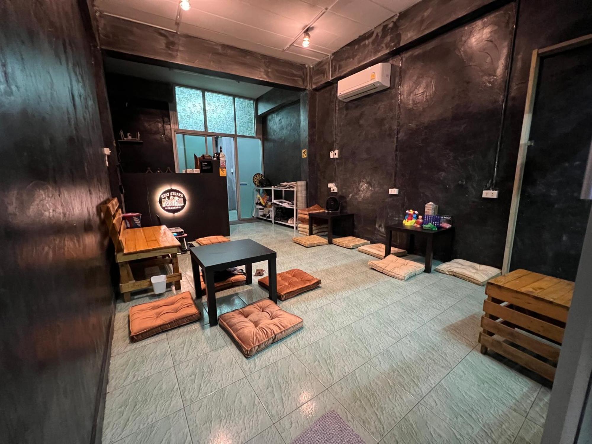 Stay Strays Hostel Bangkok Exterior photo