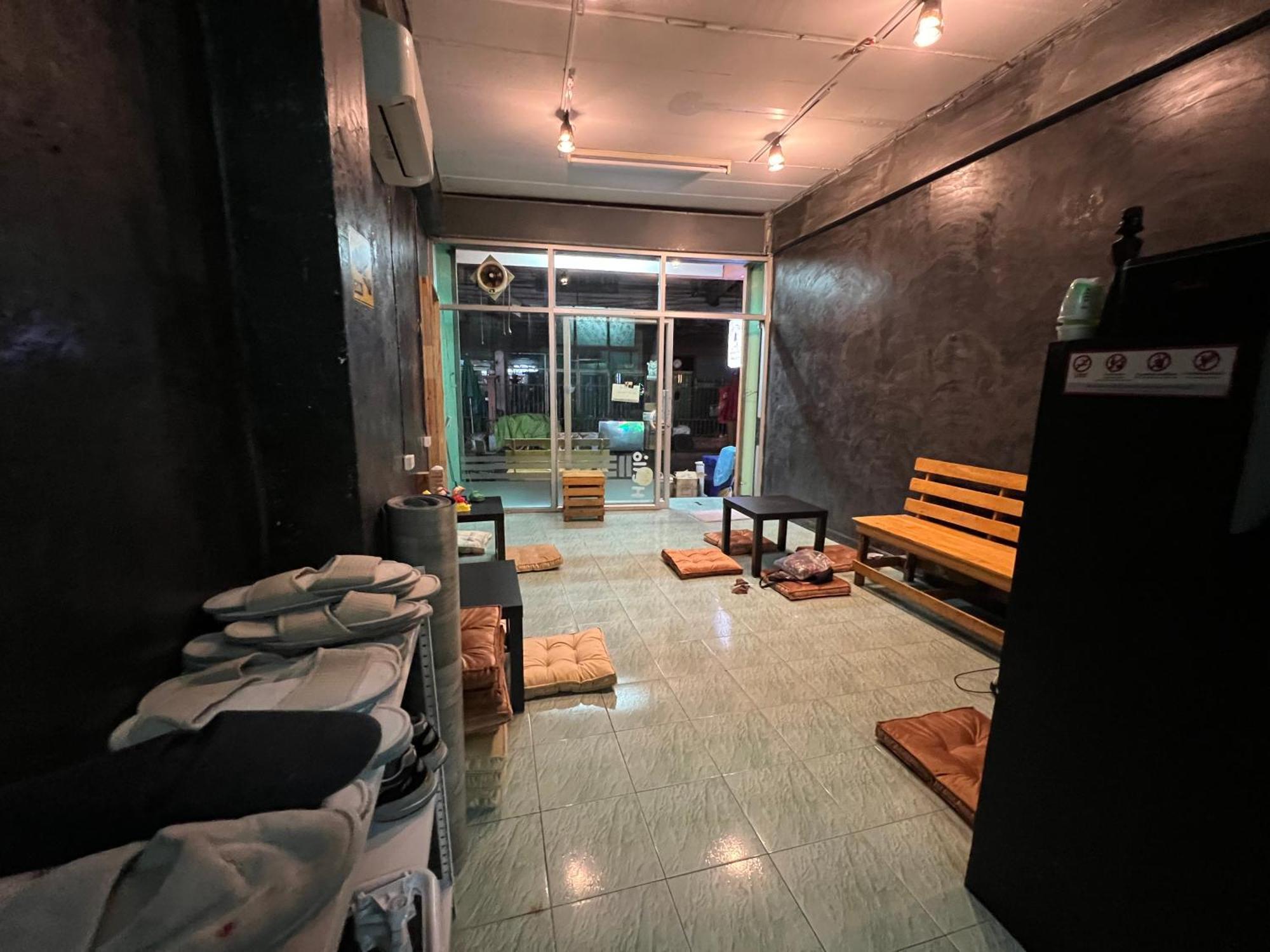 Stay Strays Hostel Bangkok Exterior photo