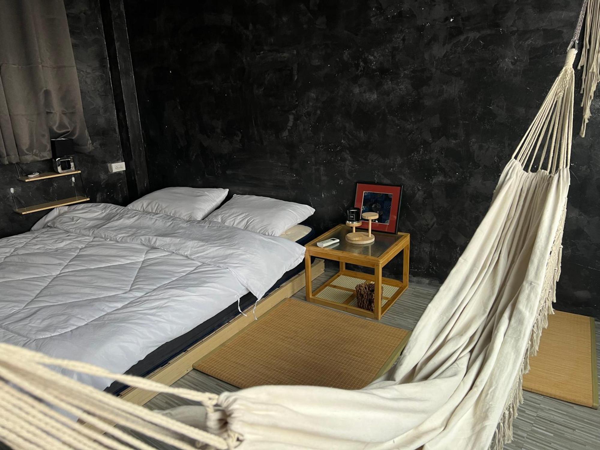 Stay Strays Hostel Bangkok Exterior photo