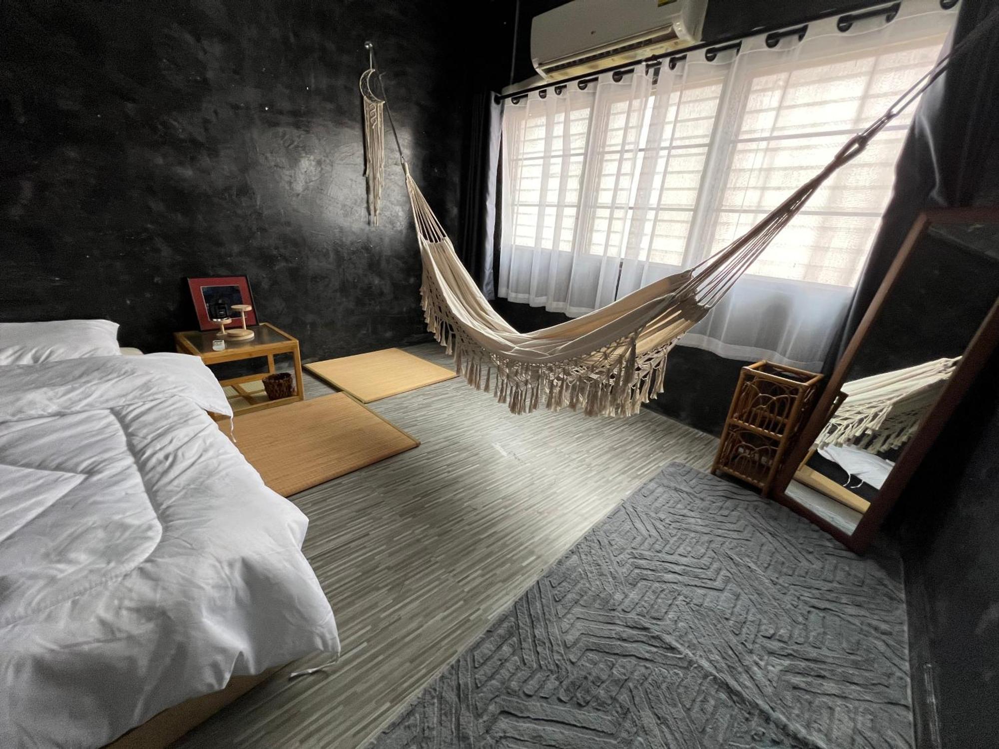 Stay Strays Hostel Bangkok Exterior photo