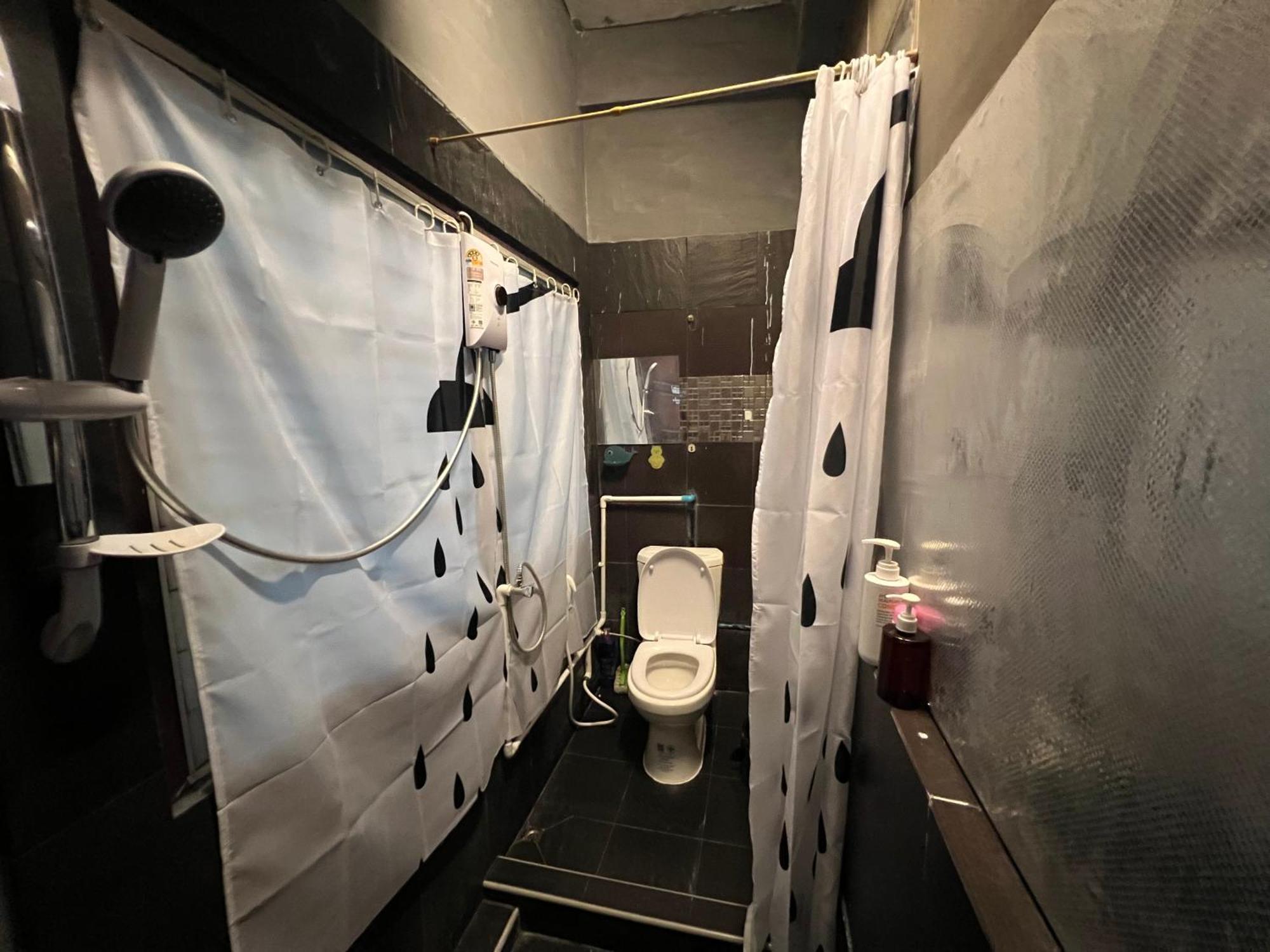 Stay Strays Hostel Bangkok Exterior photo