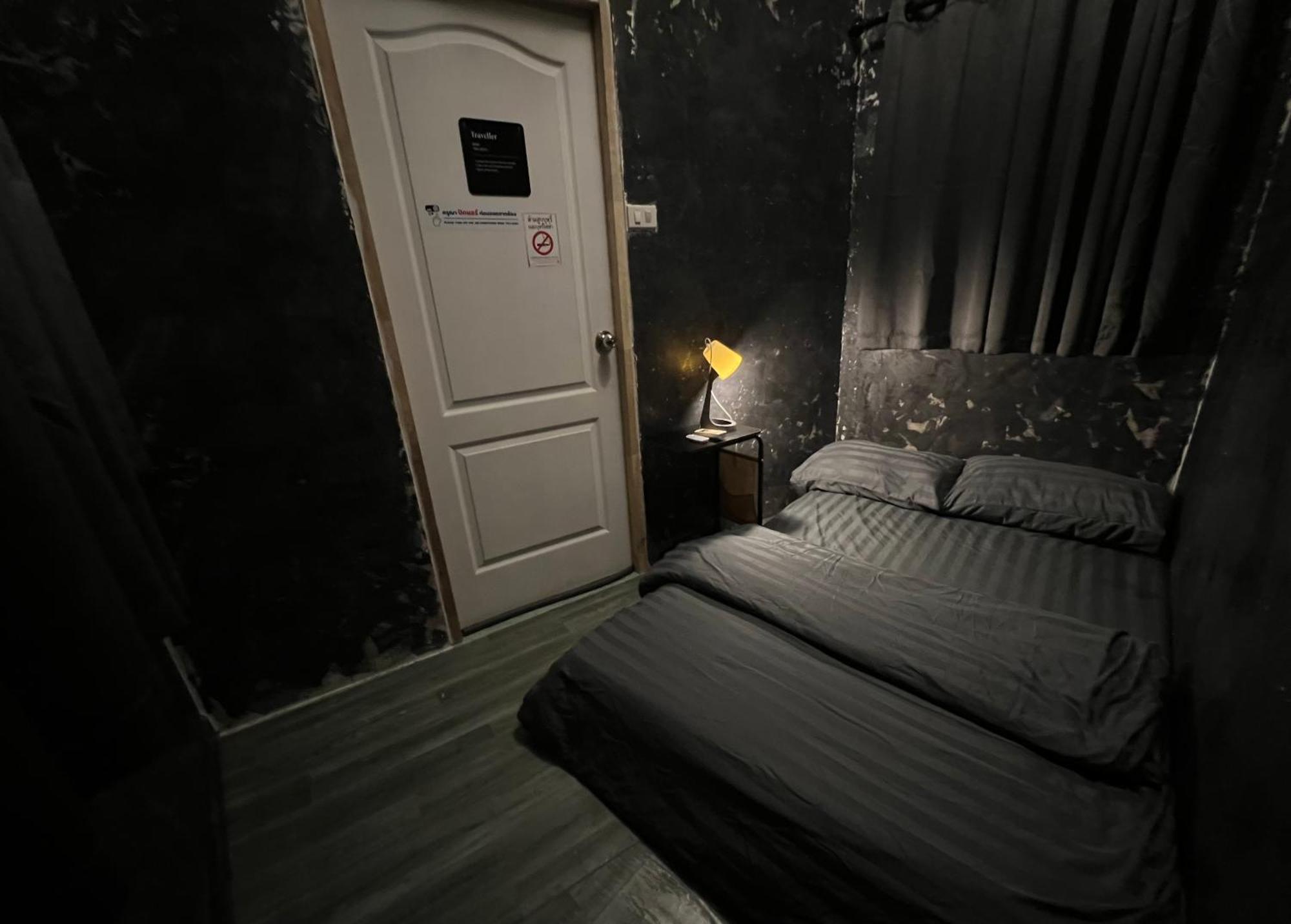 Stay Strays Hostel Bangkok Exterior photo